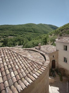 alcuni tetti di Postignano e panorama