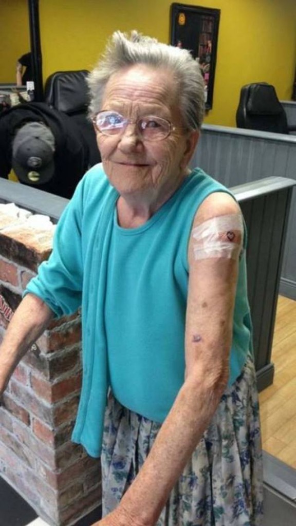 Vecchia scappa dall’ospizio per tatuasse come ‘na freghina!