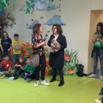 PalioLabo - Federica Moretti riceve il mazzo di fiori dalla direttrice scolastica Stefania Finauro