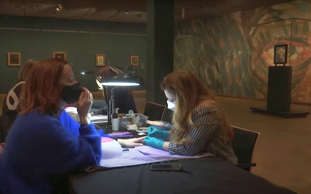 Il Museo Van Gogh diventa un salone di bellezza per protesta